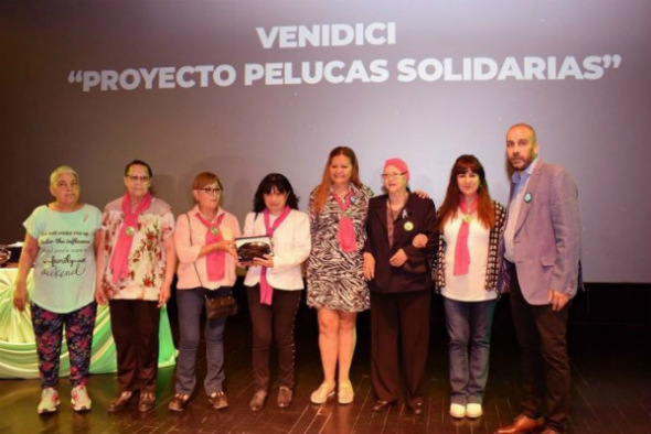 Grupo 'Pelucas solidarias' recibiendo una distinción