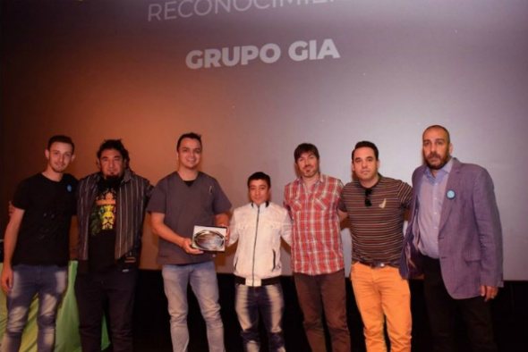 Escuela de fútbol 'El Ciclón' recibiendo una distinción